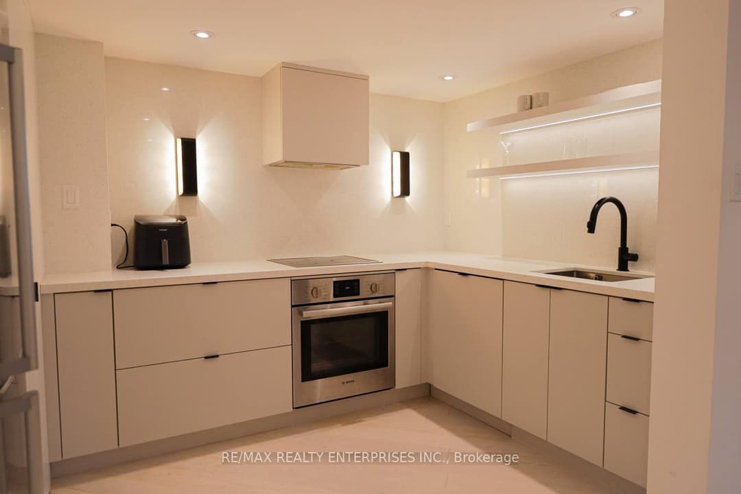 38 Elm Street Unit 600, Downtown Toronto / Waterfront