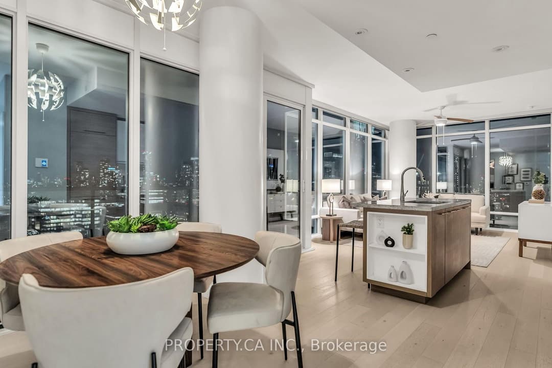 488 University Avenue Unit 3002, Downtown Toronto / Waterfront