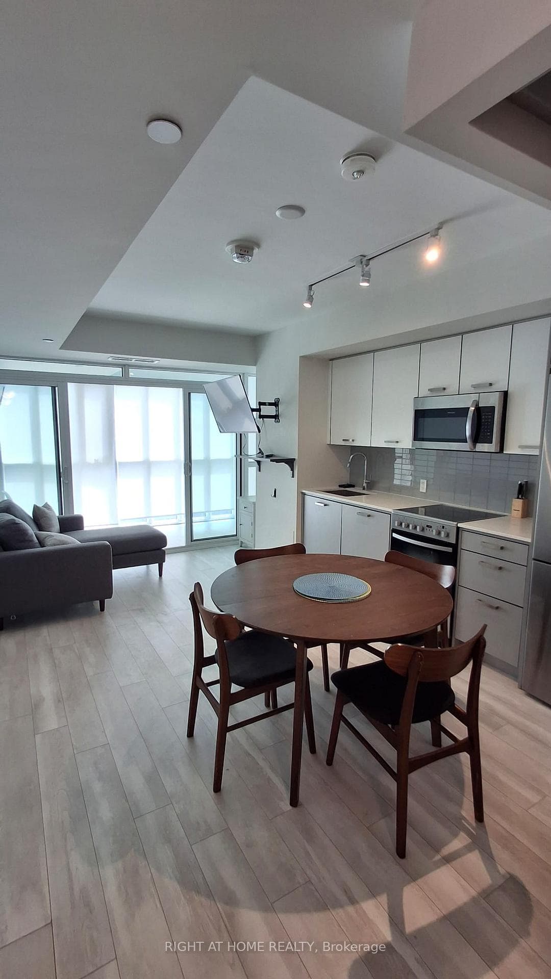 1630 Queen Street Unit 211, The Beaches / Upper Beaches