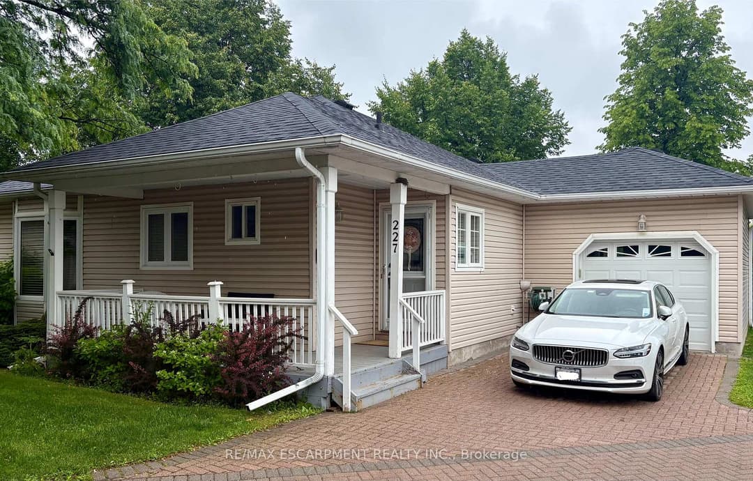 227 Silverbirch Boulevard, Hamilton