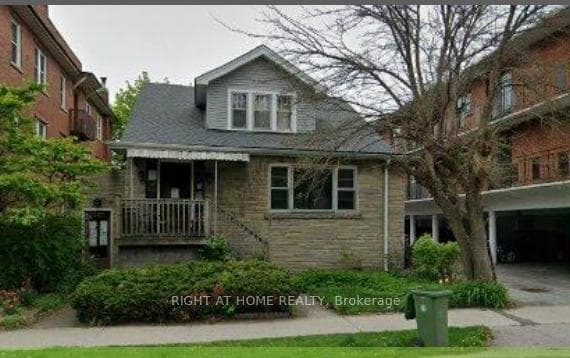 995 Main Street, Hamilton