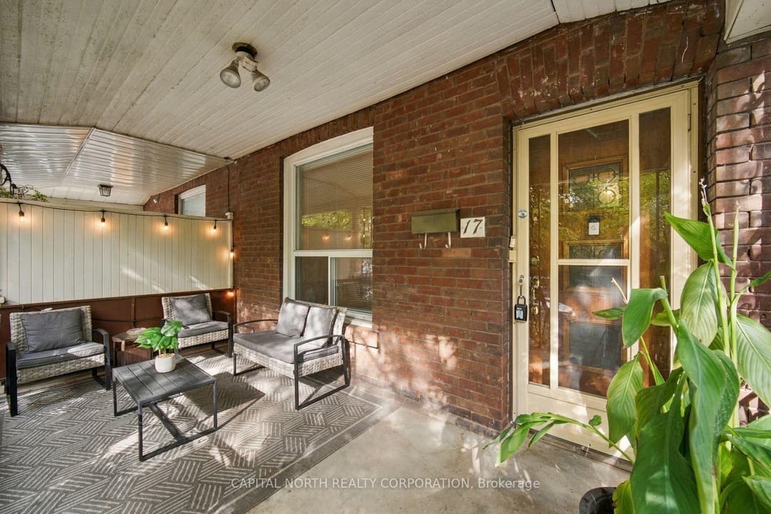 Virtual tour of 17 Delaware Avenue, Downtown Toronto / Waterfront