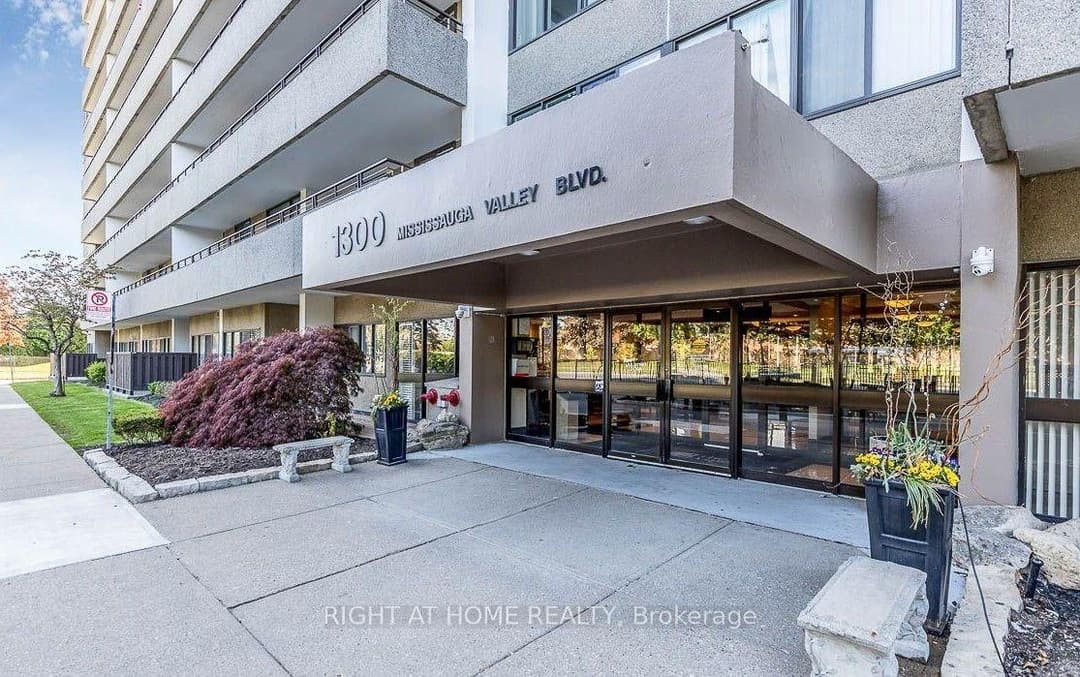 1300 Mississauga Valley Boulevard Unit 305, Mississauga