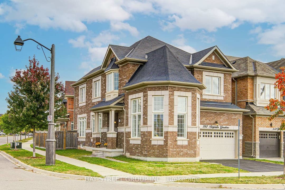 382 Begonia Gardens, Oakville