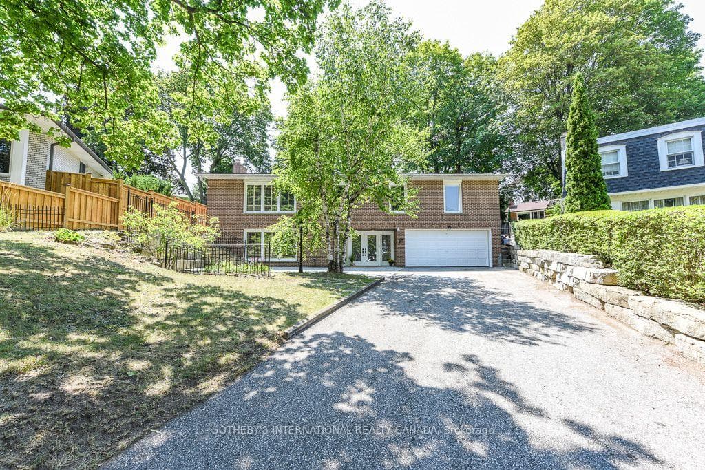 31 Queensborough Crescent, Etobicoke (Kingsview Village / Humber Heights)