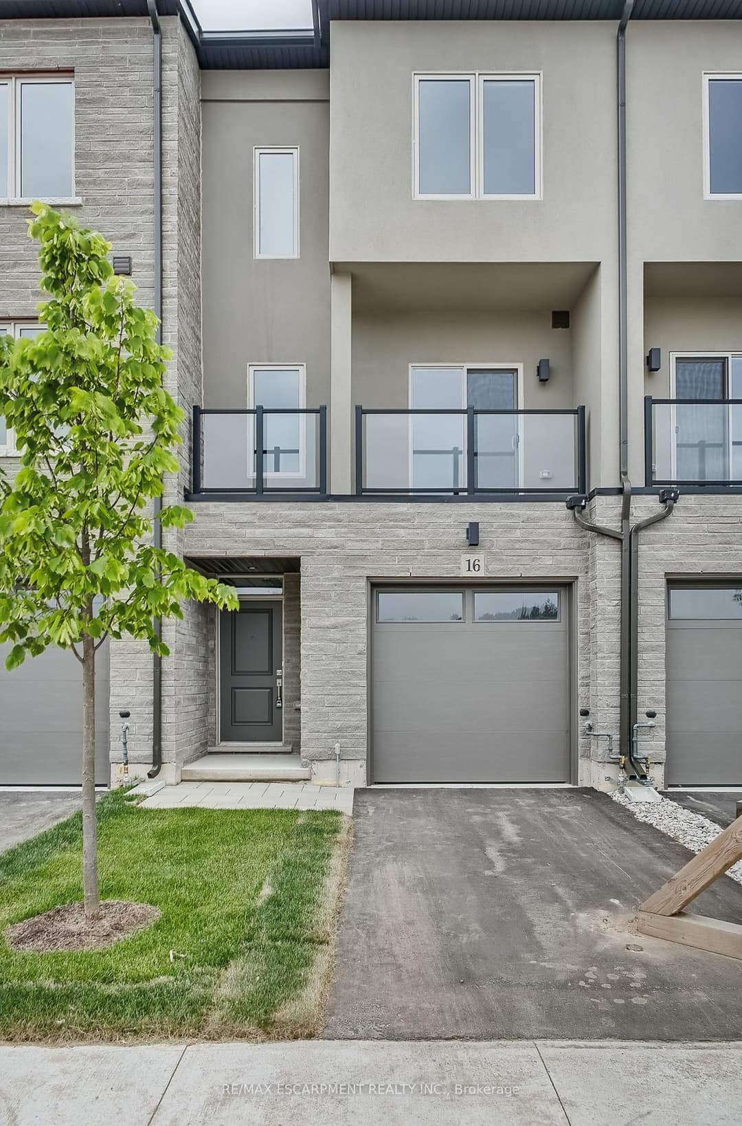 16 CLEAR VALLEY Lane, Hamilton