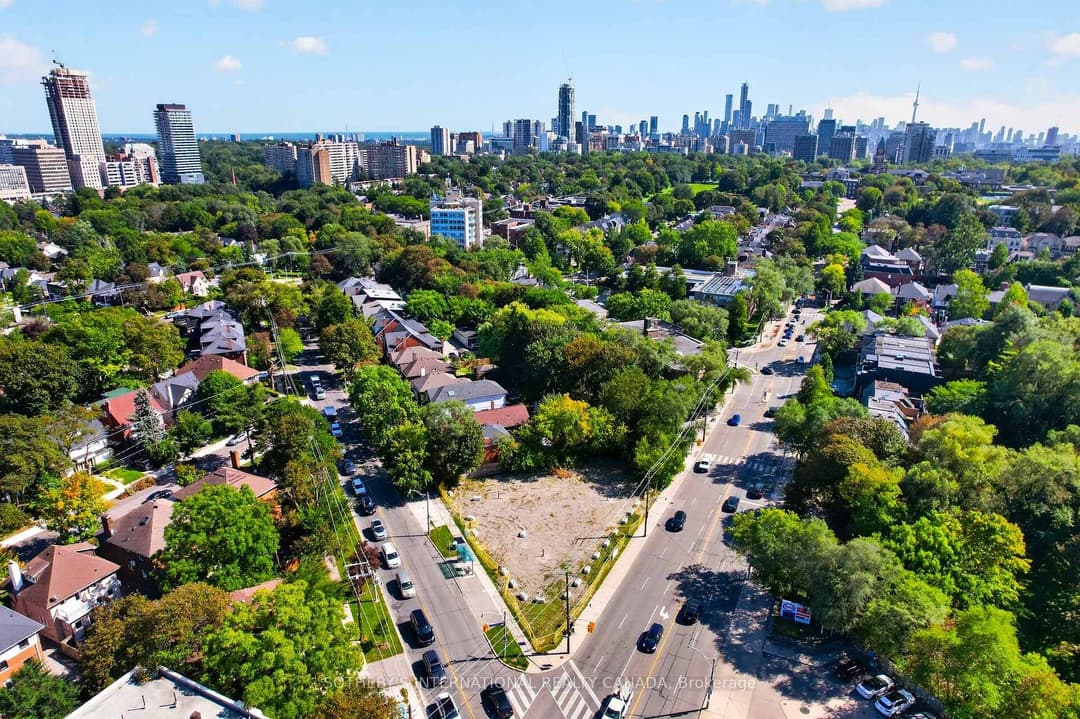 861 Avenue Road, Forest Hill / Deer Park