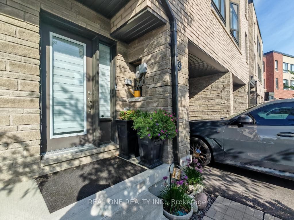 19 Woodstream Drive, Etobicoke (West Mall / Rexdale)