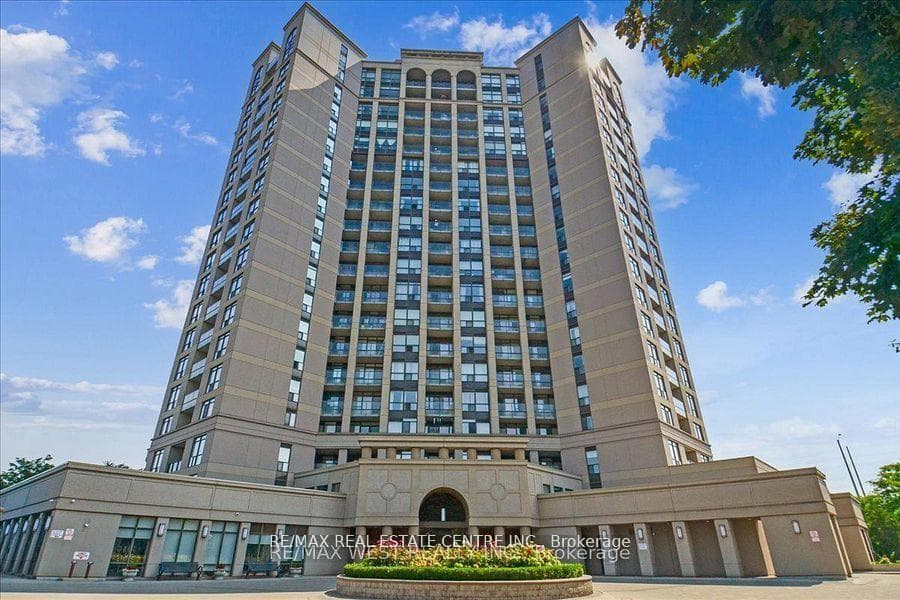 220 Forum Drive Unit TH#111, Mississauga