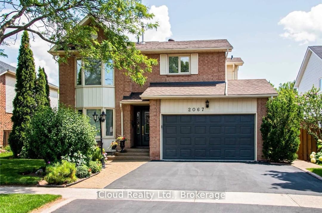 2067 Hunters Wood Drive, Burlington