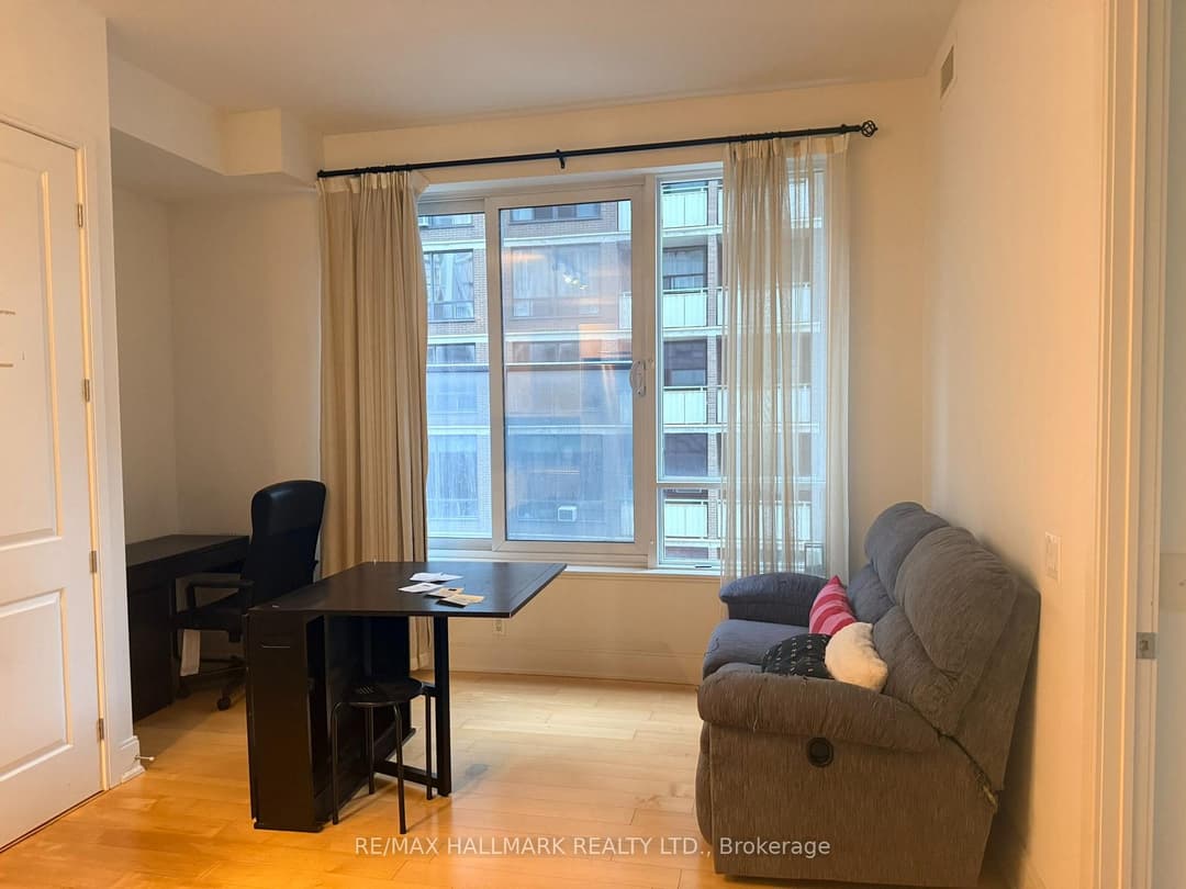 21 Balmuto Street Unit 803, Downtown Toronto / Waterfront