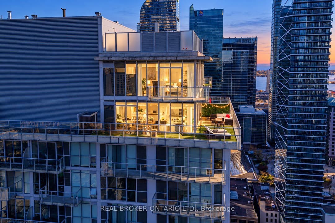 126 Simcoe Street Unit PH02, Downtown Toronto / Waterfront