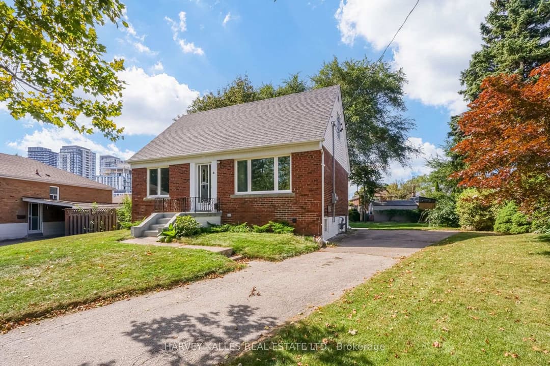 8 Crown Court, Etobicoke (Islington / Rexdale)