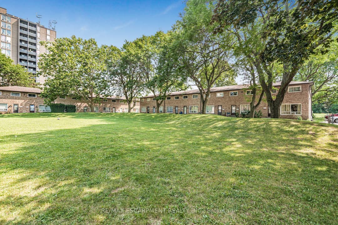 Virtual tour of 28 RIVERDALE Drive, Hamilton
