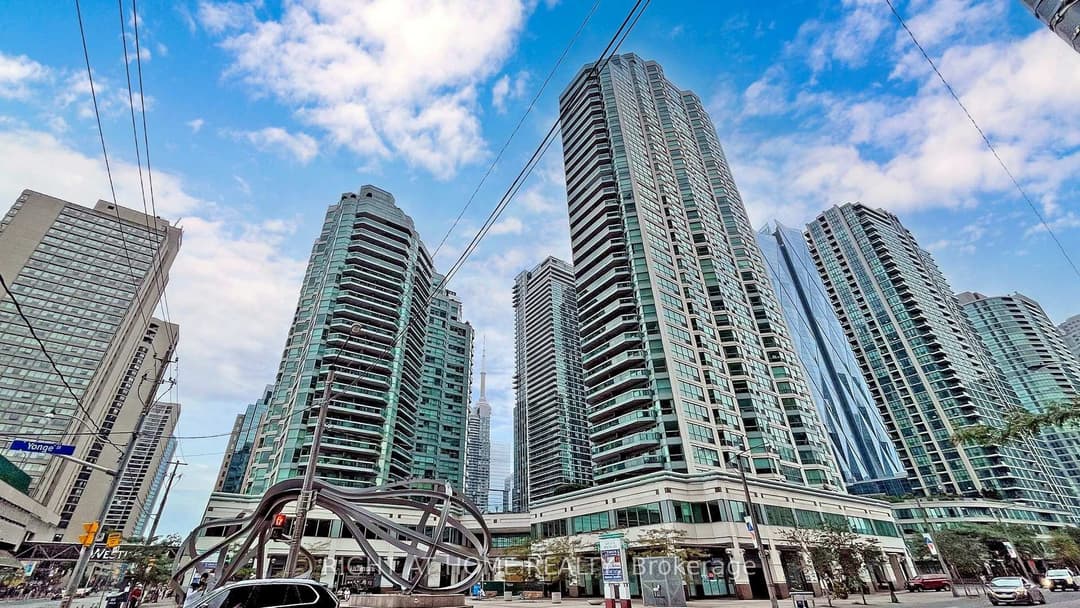 10 Yonge Street Unit 1706, Downtown Toronto / Waterfront