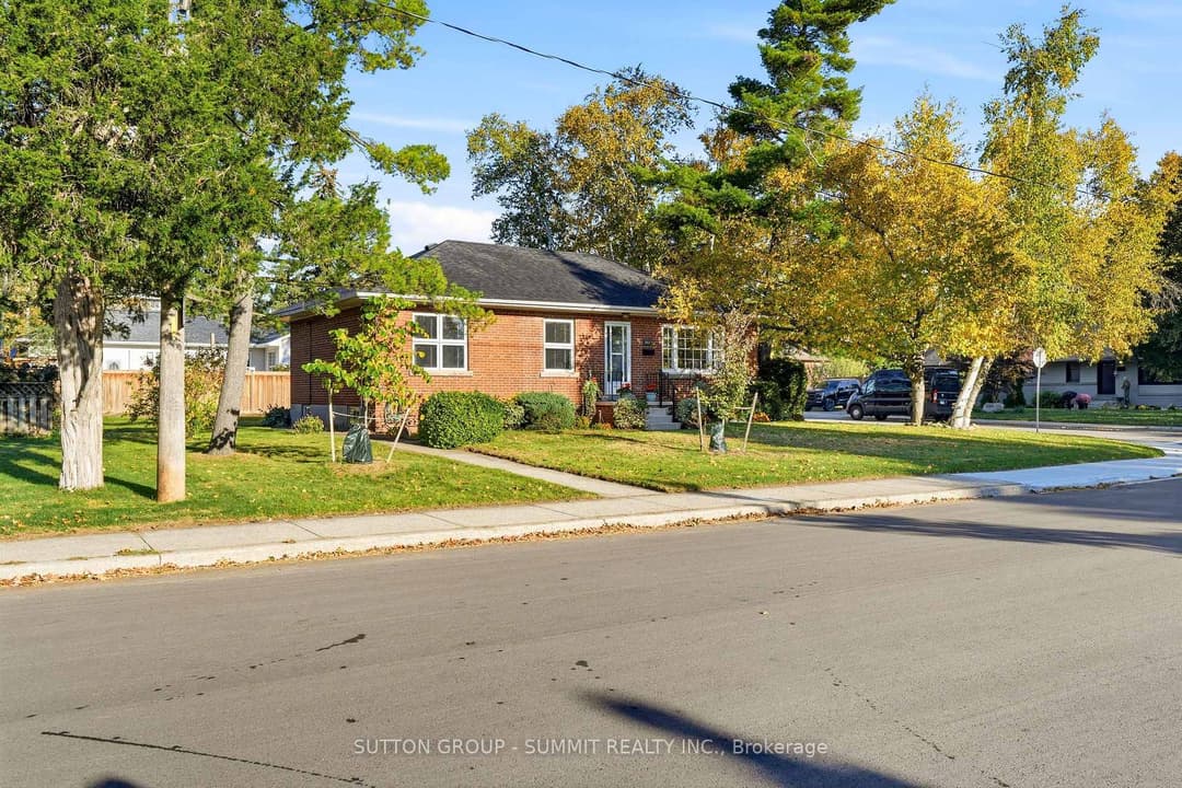 2117 MAPLEWOOD Drive, Burlington