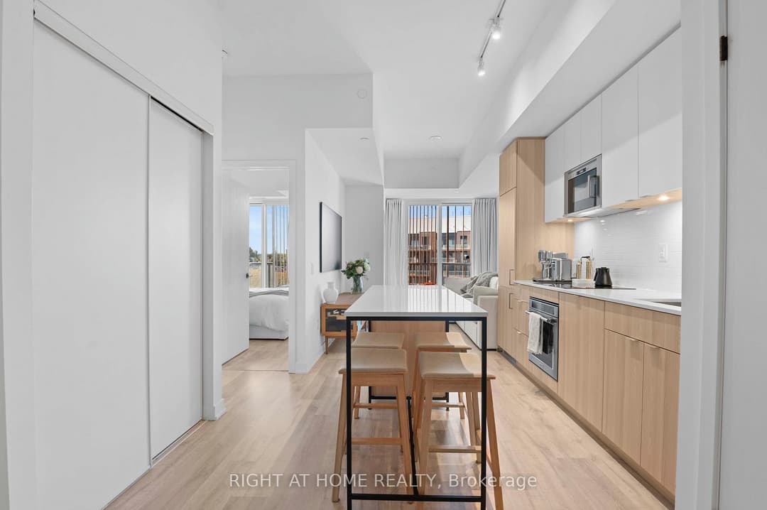 220 Missinnihe Way Unit 403, Mississauga