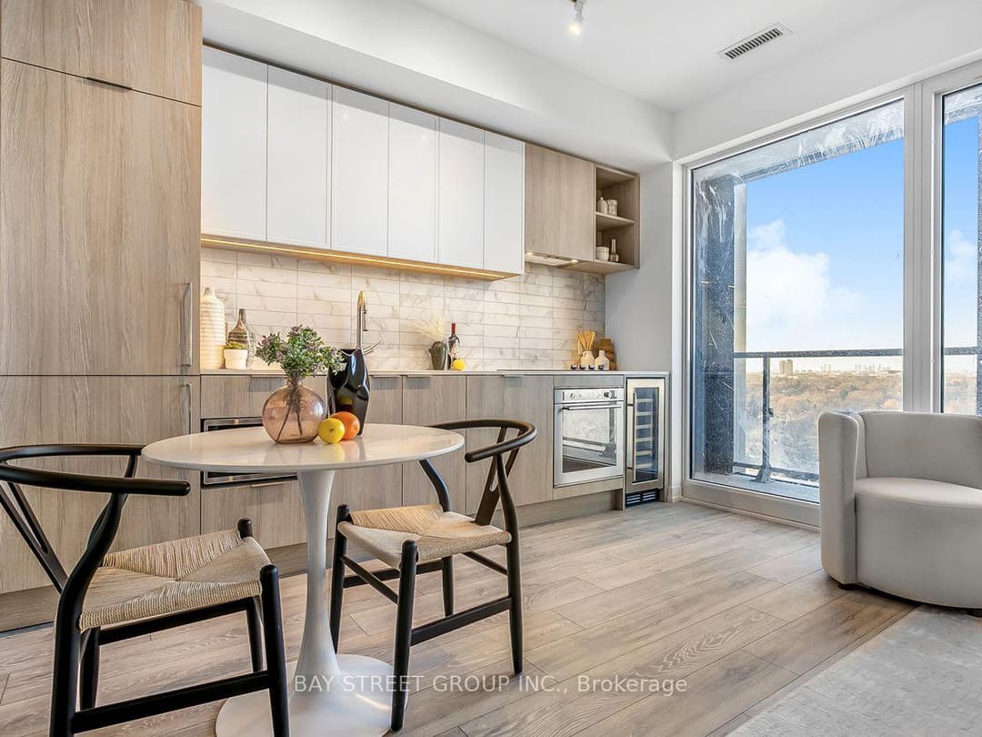 2020 Bathurst Street Unit 1812, Forest Hill / Deer Park