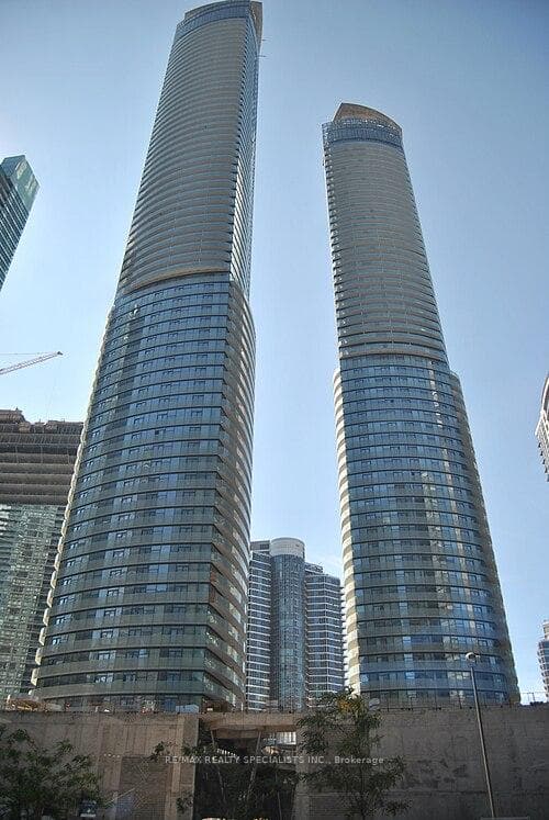 12 YORK Street Unit 703, Downtown Toronto / Waterfront