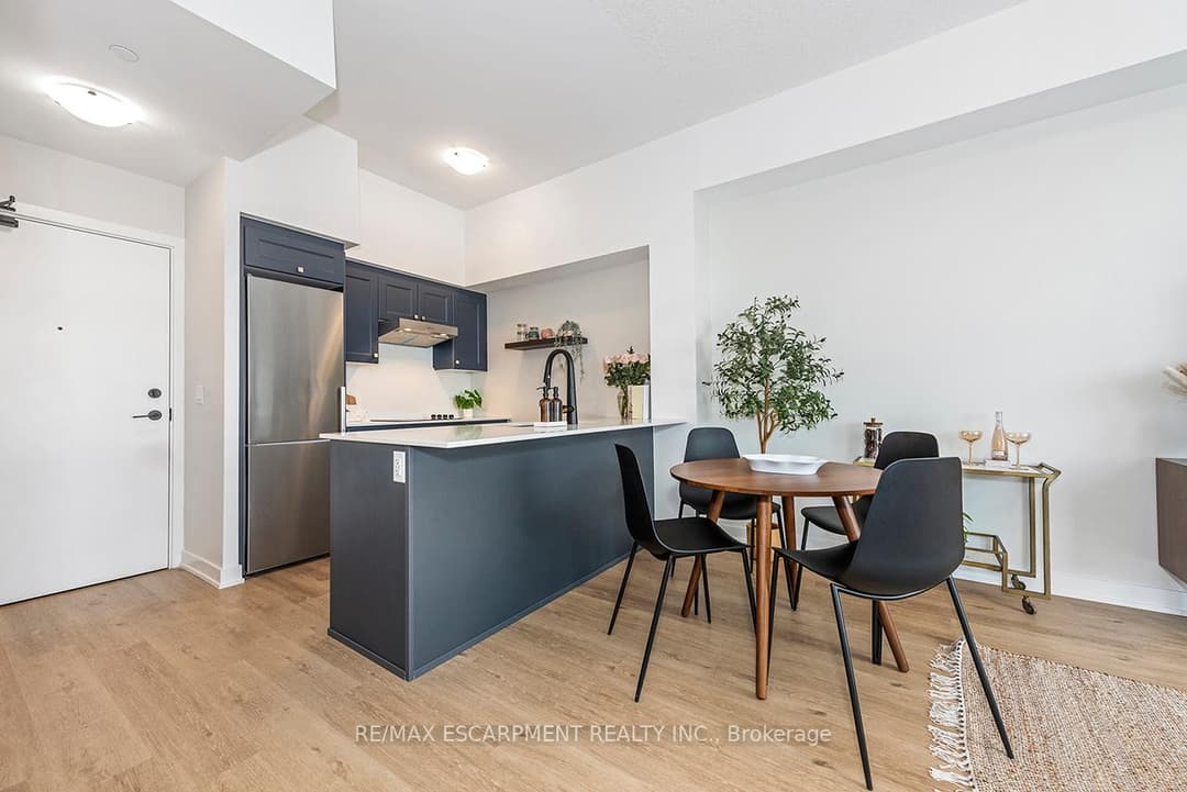 600 North Service Road Unit 606, Hamilton
