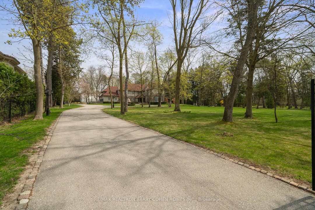 15 Park Lane Circle, Bridle Path / York Mills / Hoggs Hollow