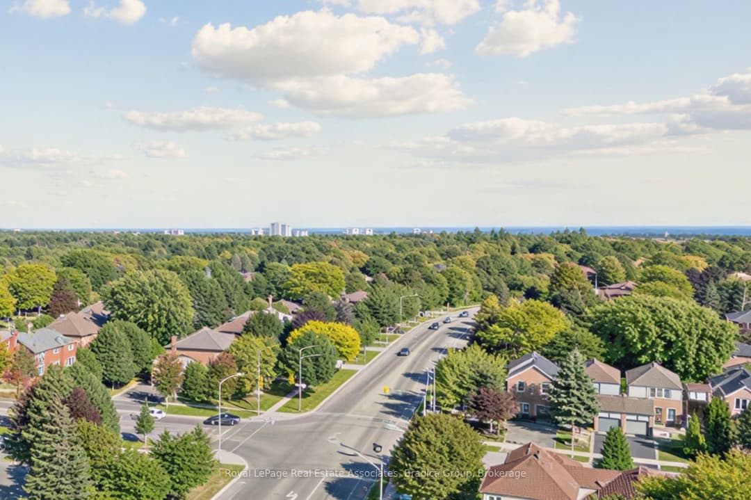 1905 Pilgrims Way Unit Ph2, Oakville