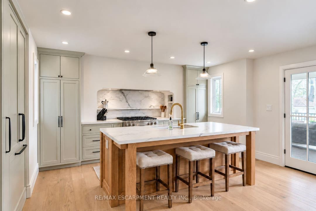 890 Forest Glen Avenue, Burlington