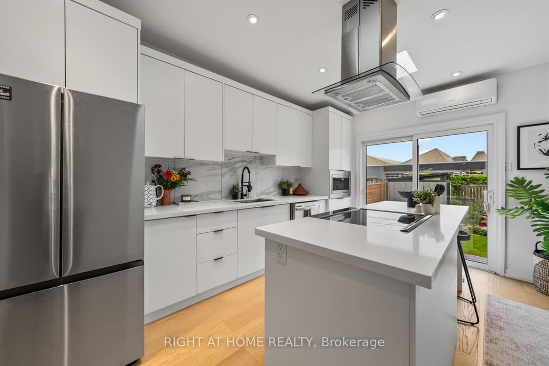 5 1/2 Luttrell Avenue, The Beaches / Upper Beaches