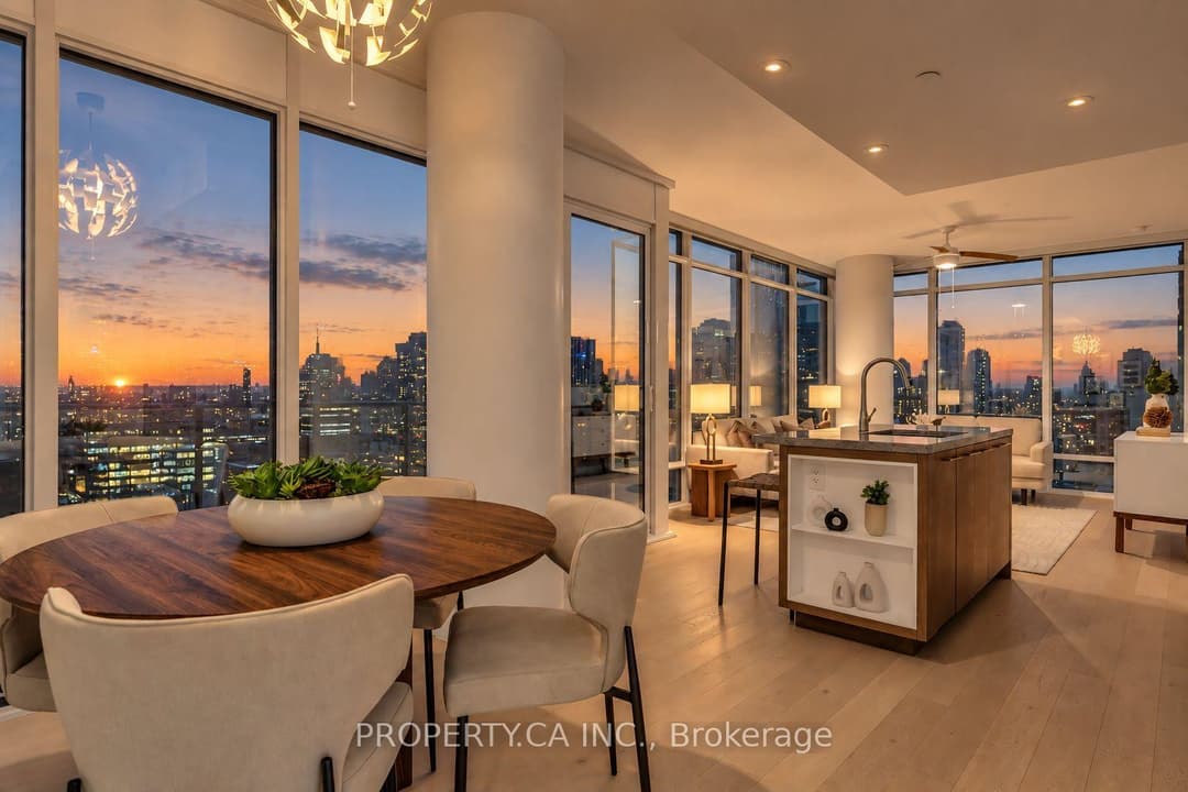Virtual tour of 488 University Avenue Unit 3002, Downtown Toronto / Waterfront