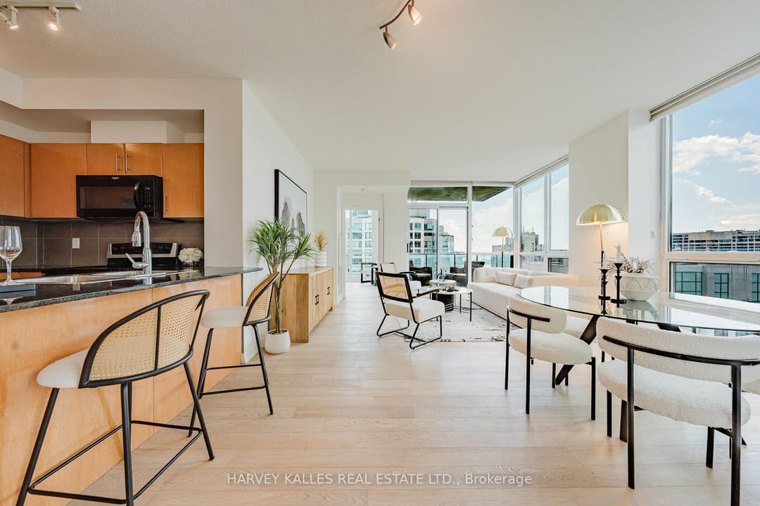 16 Yonge Street Unit 3211, Downtown Toronto / Waterfront