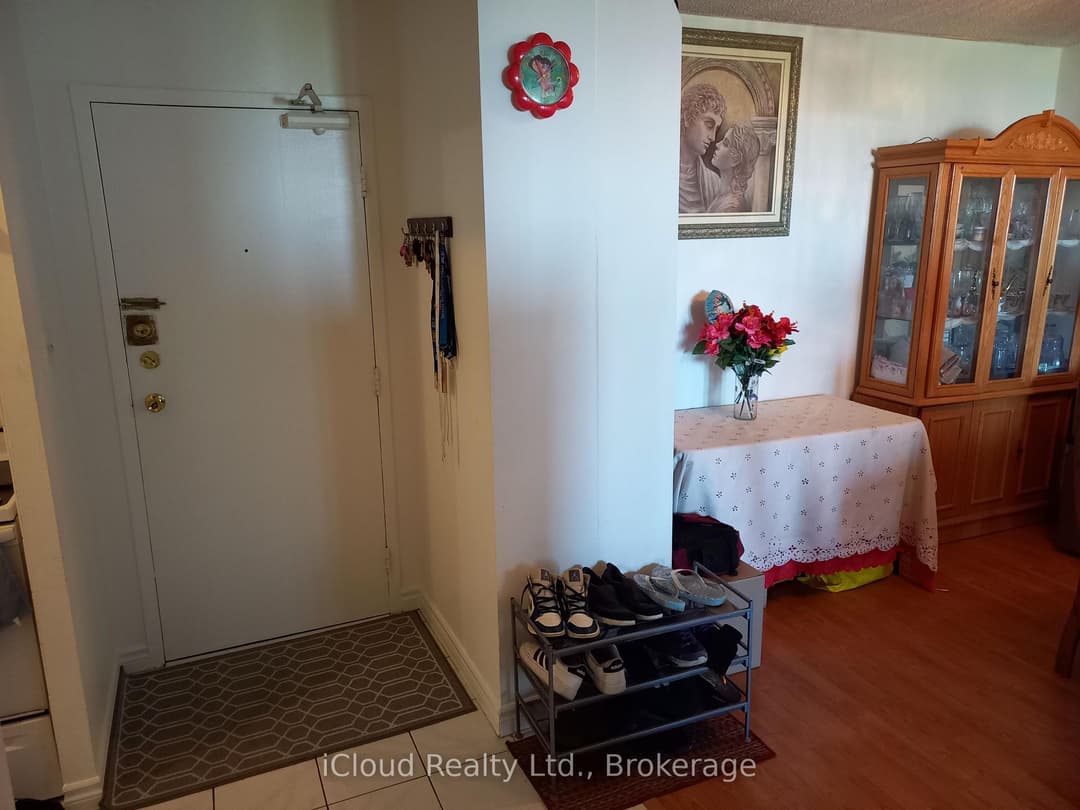 390 Dixon Road Unit 806, Etobicoke (Kingsview Village / Humber Heights)