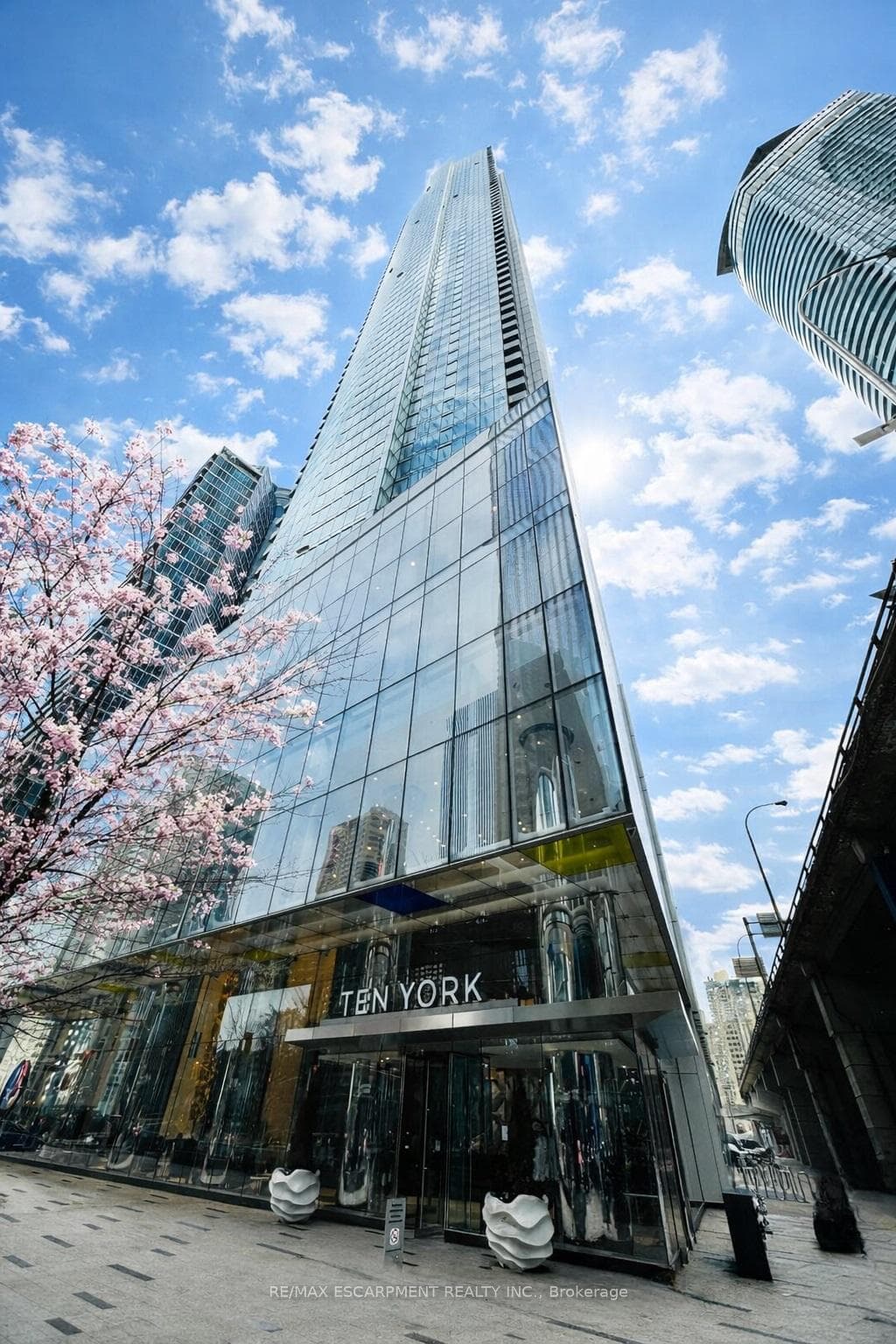 10 York Street Unit 3807, Downtown Toronto / Waterfront