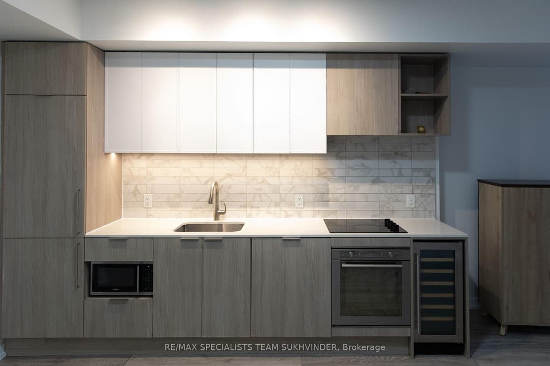 2020 Bathurst Street Unit 637, Forest Hill / Deer Park
