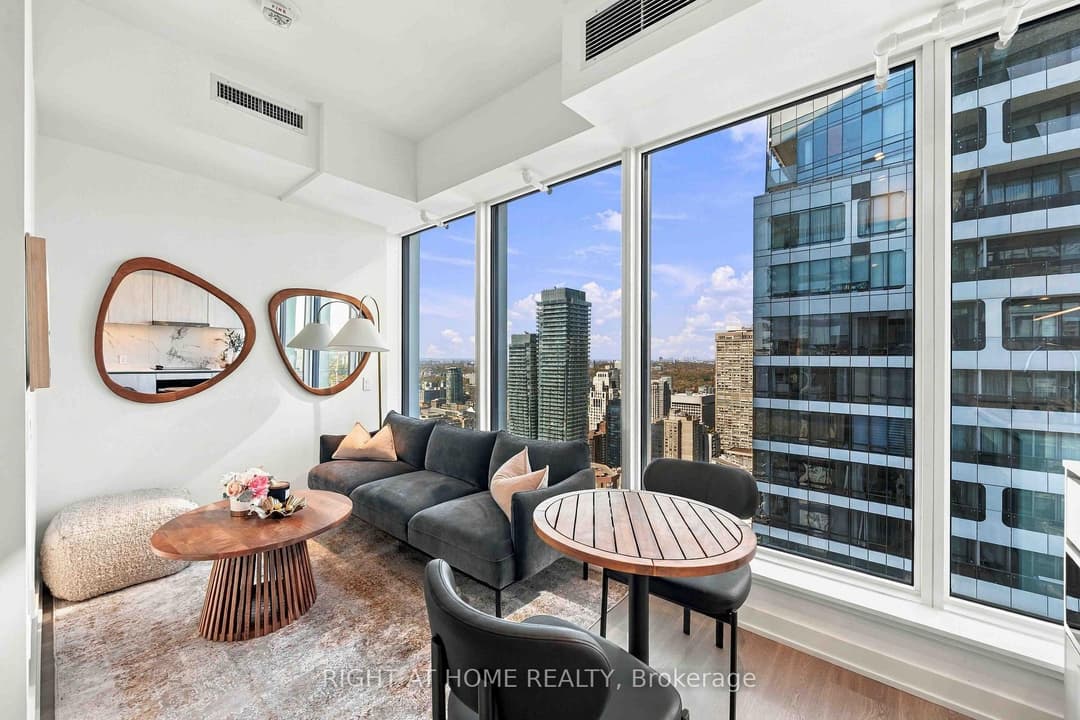 8 Wellesley Street Unit 5205, Downtown Toronto / Waterfront