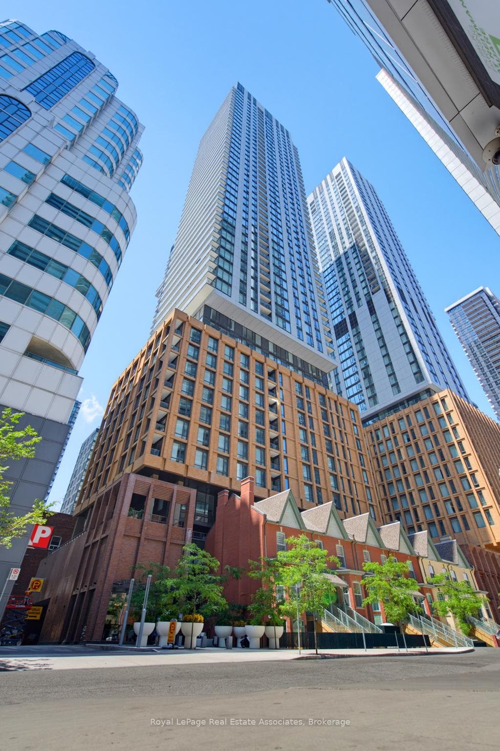 8 Widmer Street Unit 2403, Downtown Toronto / Waterfront