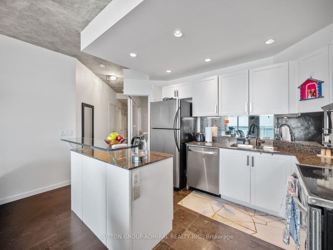 218 Queens Quay Boulevard Unit 2103, Downtown Toronto / Waterfront