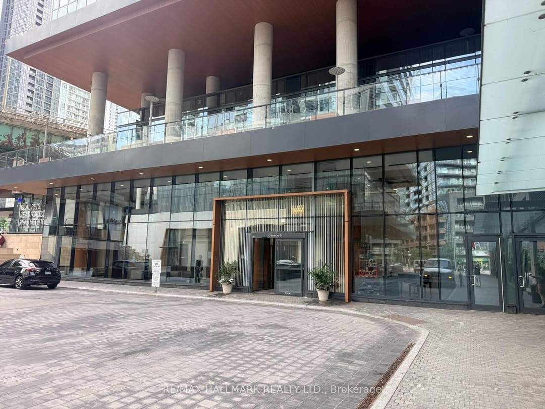 17 Bathurst Street Unit 3206, Downtown Toronto / Waterfront