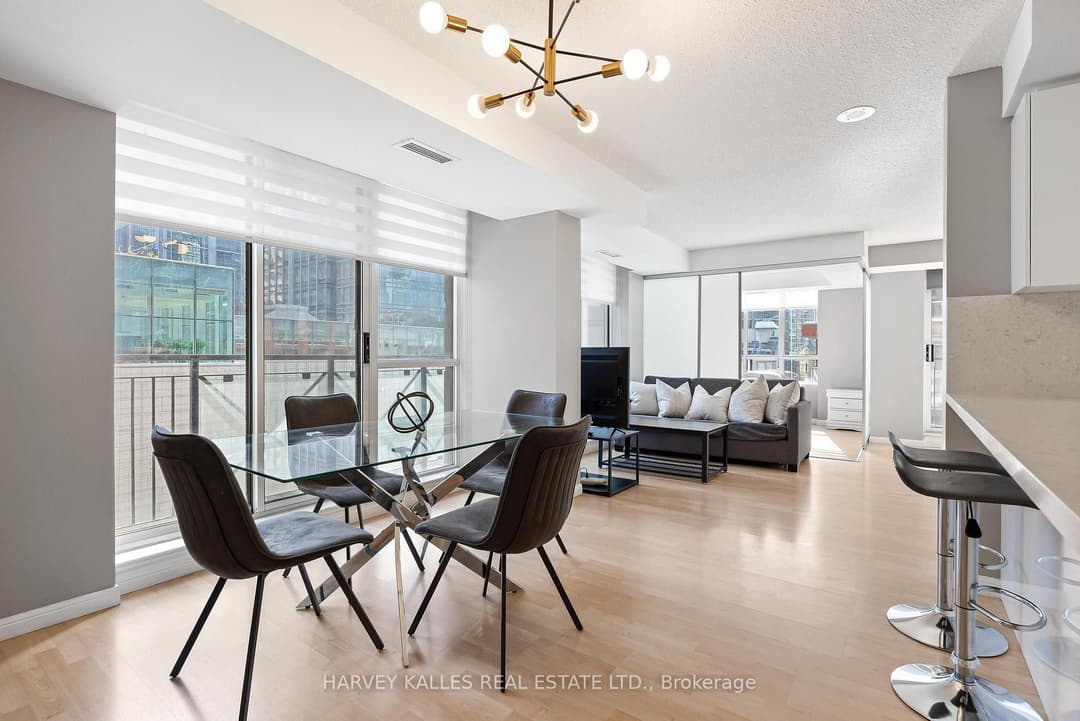 140 Simcoe Street Unit 515, Downtown Toronto / Waterfront