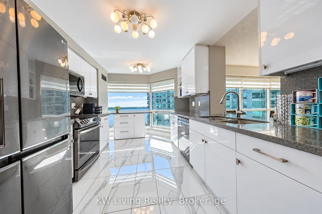 10 Yonge Street Unit 1702, Downtown Toronto / Waterfront