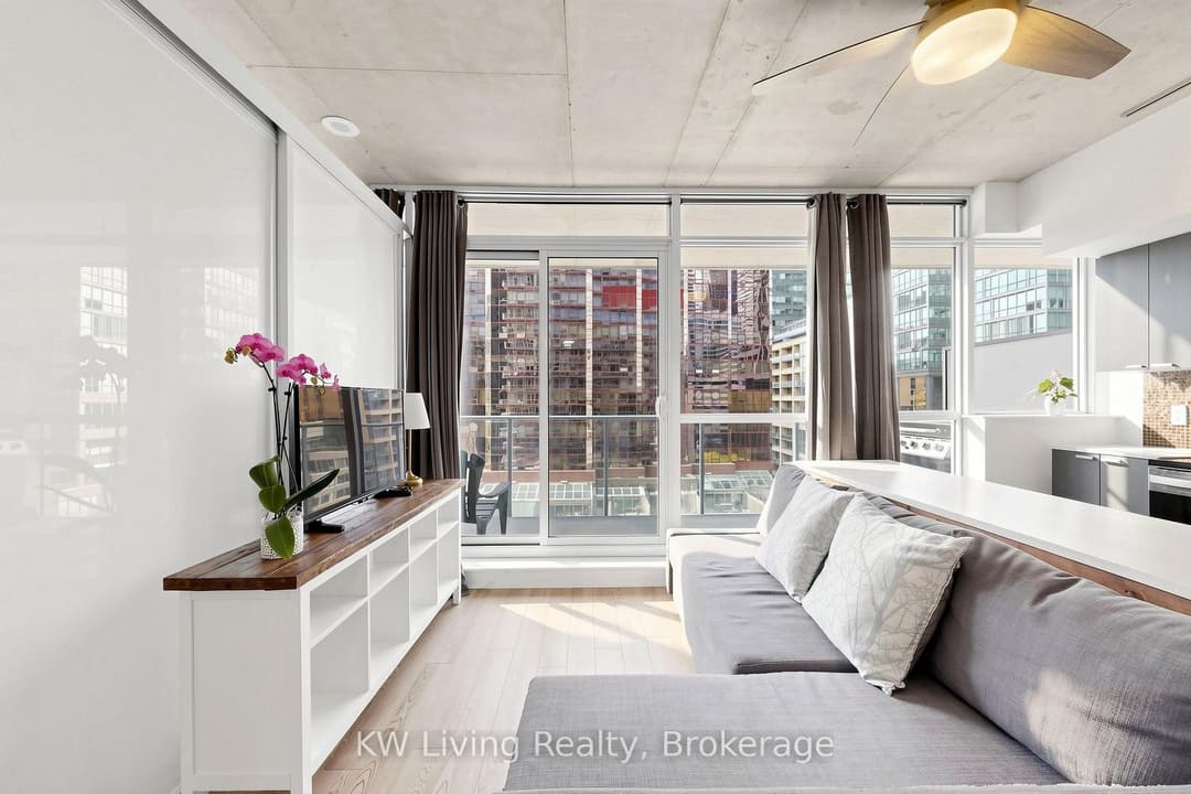 Virtual tour of 375 King Street Unit 801, Downtown Toronto / Waterfront