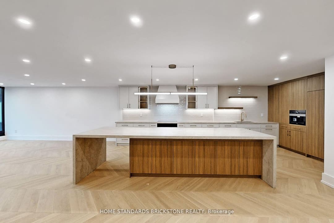 110 Bloor Street Unit 1009, Annex / Yorkville / Summerhill