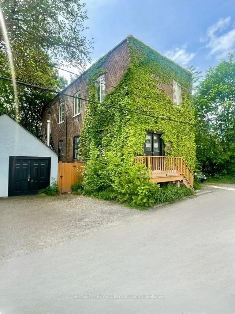 156 Sussex Mews, Downtown Toronto / Waterfront