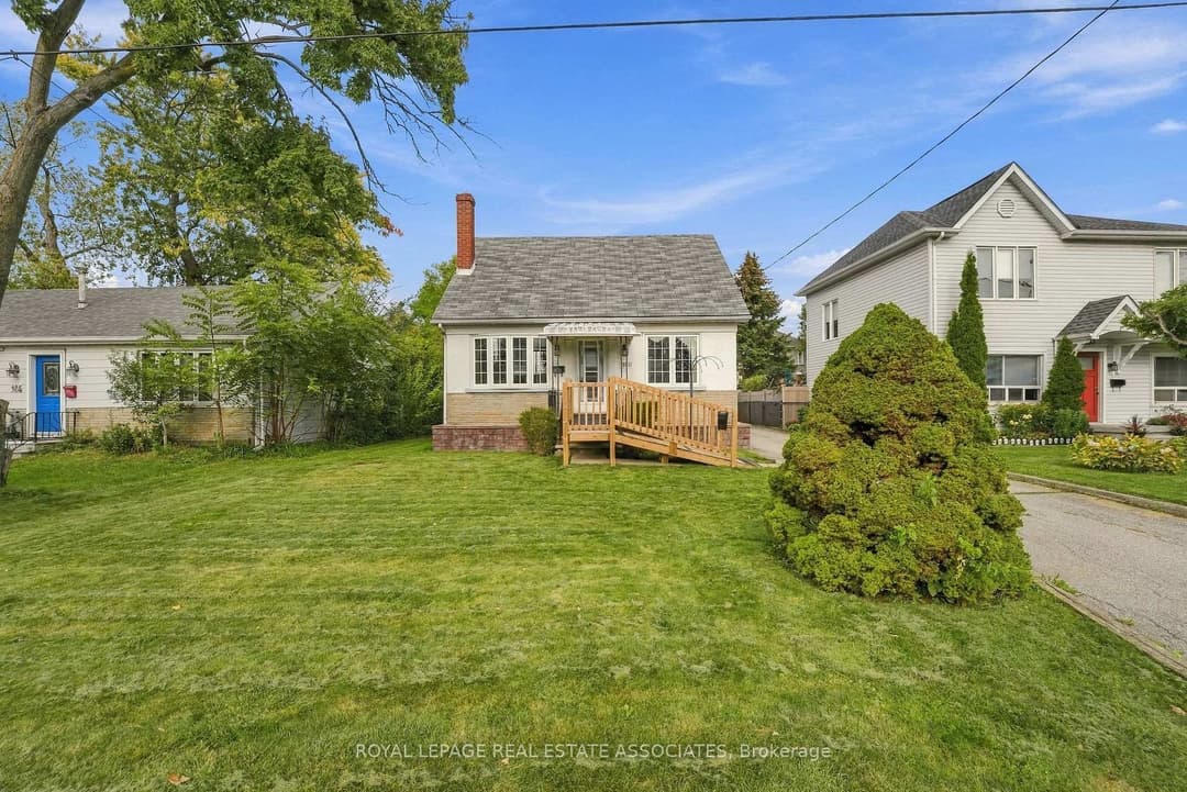 Virtual tour of 989 Pelham Avenue, Mississauga