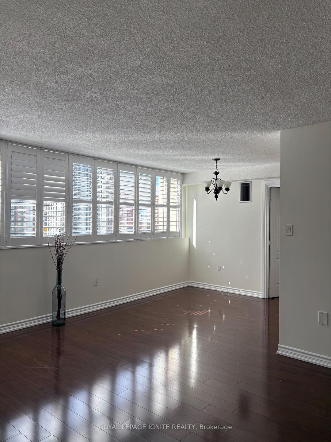 3590 Kaneff Crescent Unit 1105, Mississauga