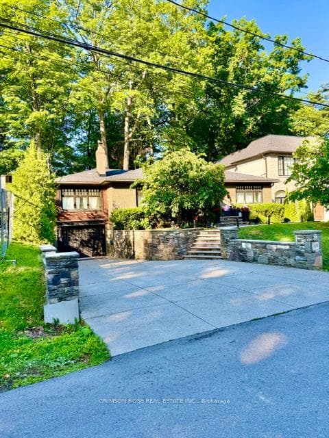 89 Holyrood Avenue, Oakville