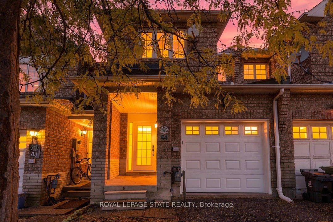 44 Viewcrest Circle, Etobicoke (West Mall / Rexdale)