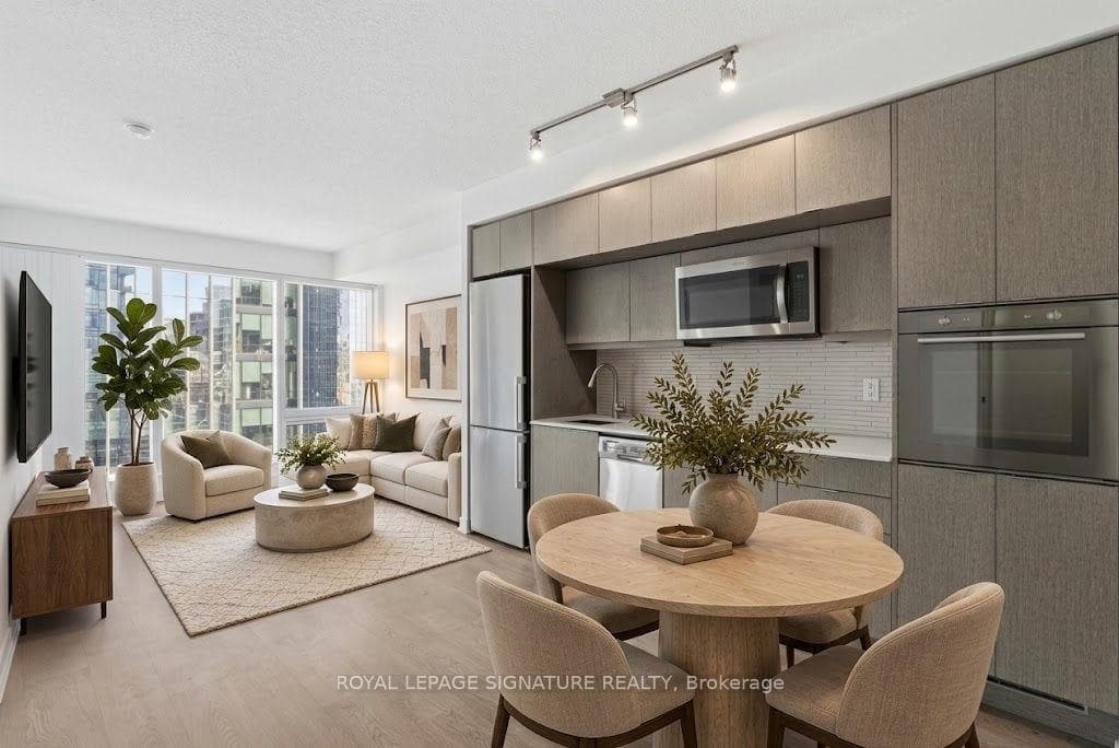 10 York Street Unit 2004, Downtown Toronto / Waterfront