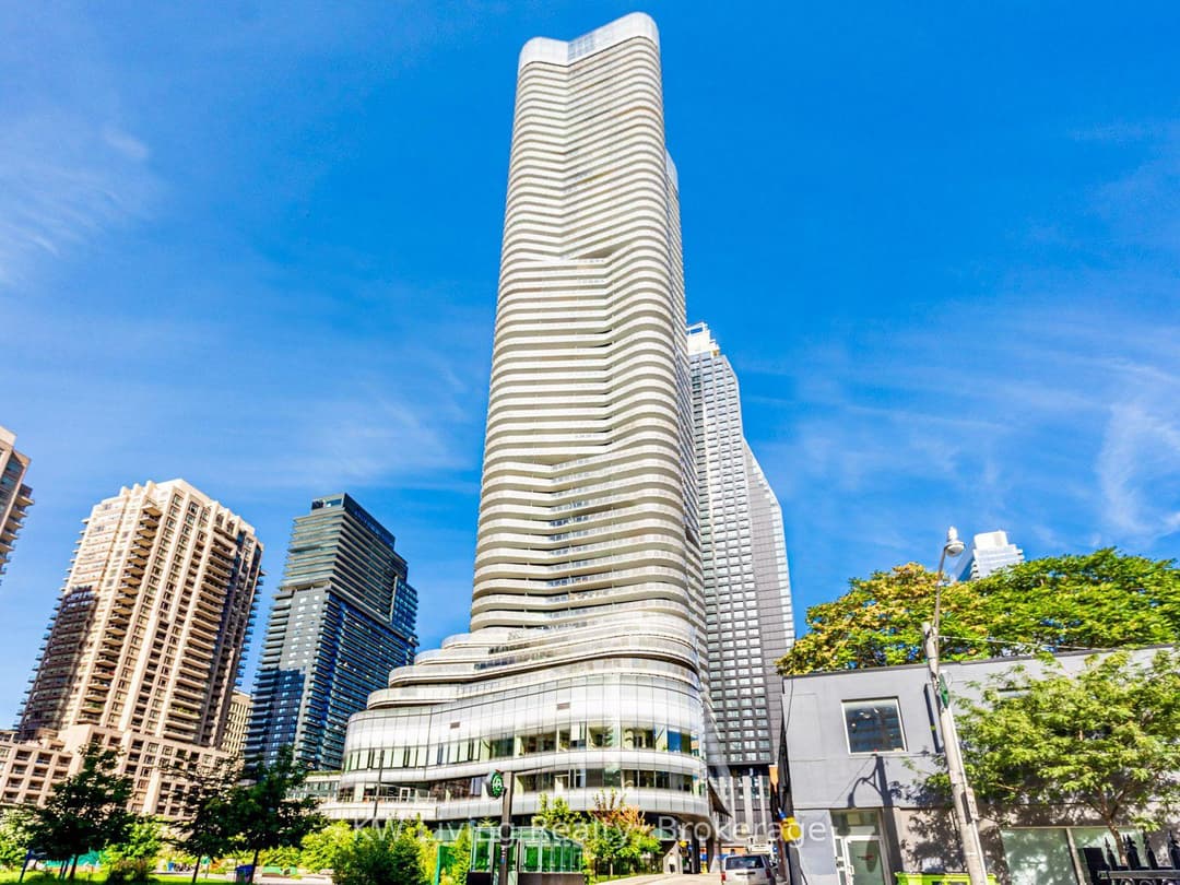 11 Wellesley Street Unit 1307, Downtown Toronto / Waterfront