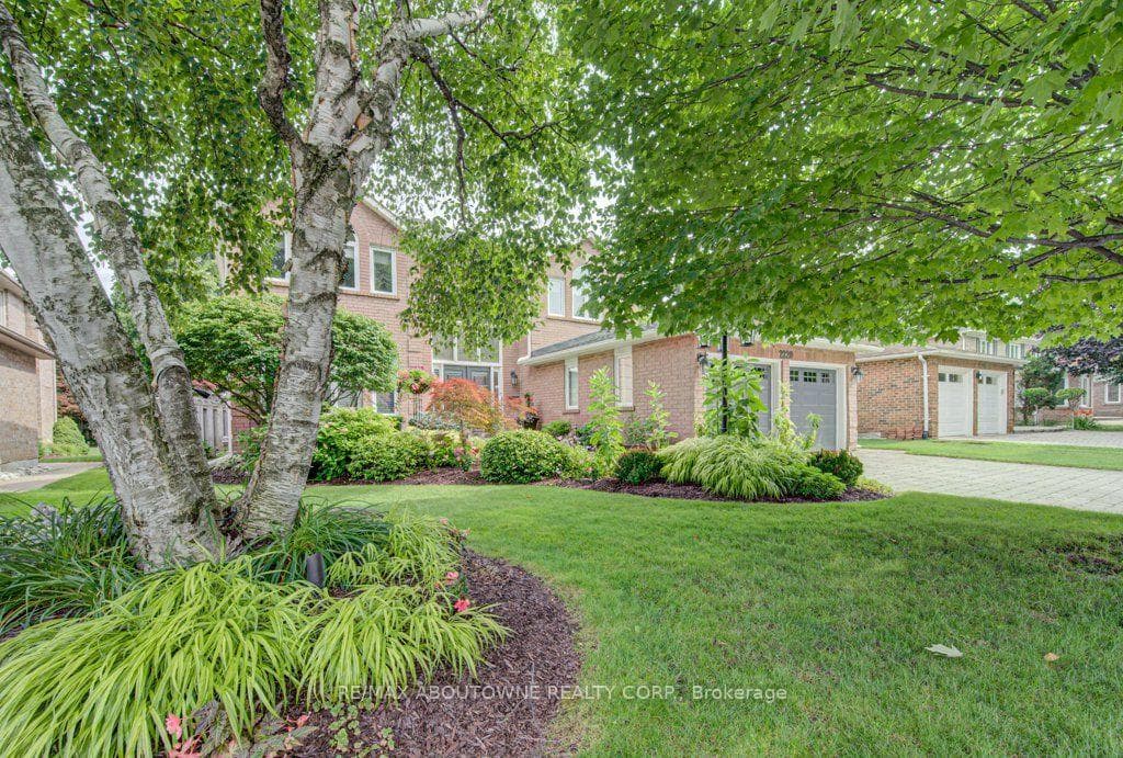 Virtual tour of 2220 Dunvegan Avenue, Oakville