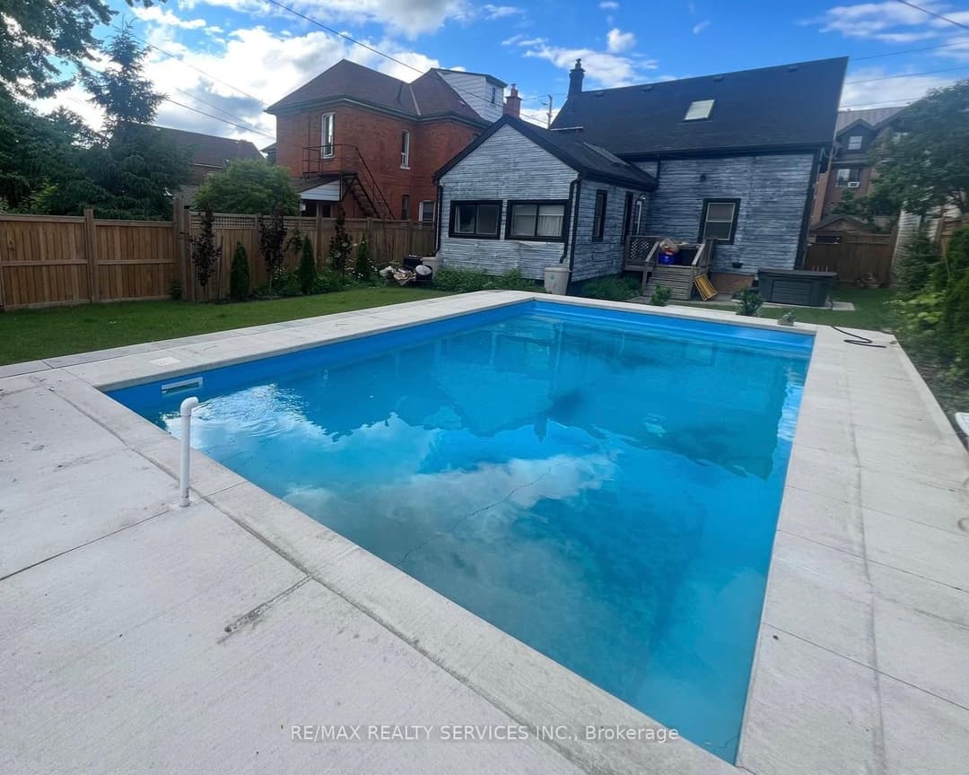 323 Charlton Avenue, Hamilton